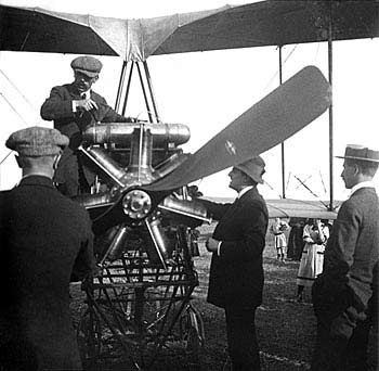 Burgess-Dunne pilot explaing the gas tank